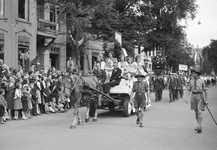 831709 Afbeelding van de paard en wagen van, vermoedelijk, de straatvereniging Iepstraat, in de optocht ter gelegenheid ...